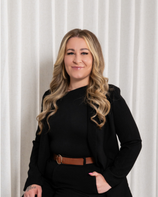 Headshot profile photo of Elizabethe Carr